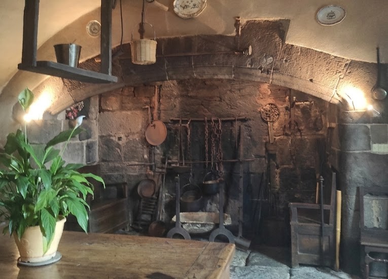 chateau messilhac carlades cantal cheminee